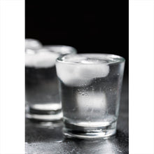Lade das Bild in den Galerie-Viewer, Leinwandbild Wodka mit Eis Hochformat