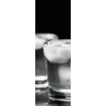 Lade das Bild in den Galerie-Viewer, Leinwandbild Wodka mit Eis Panorama Hoch