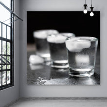 Lade das Bild in den Galerie-Viewer, Leinwandbild Wodka mit Eis Quadrat