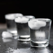 Lade das Bild in den Galerie-Viewer, Leinwandbild Wodka mit Eis Quadrat