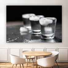 Lade das Bild in den Galerie-Viewer, Leinwandbild Wodka mit Eis Querformat
