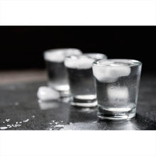 Lade das Bild in den Galerie-Viewer, Leinwandbild Wodka mit Eis Querformat
