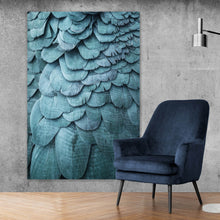 Lade das Bild in den Galerie-Viewer, Spannrahmenbild Blaue Federn Papagei Hochformat