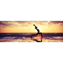 Lade das Bild in den Galerie-Viewer, Poster Yoga am Strand bei Sonnenuntergang Panorama
