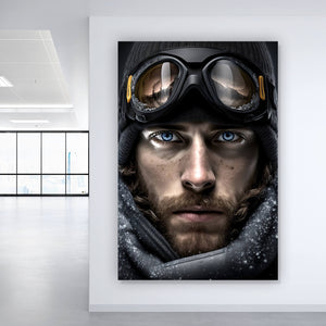 Poster Abenteuerlicher Mann mit eisblauen Augen im Schnee Hochformat