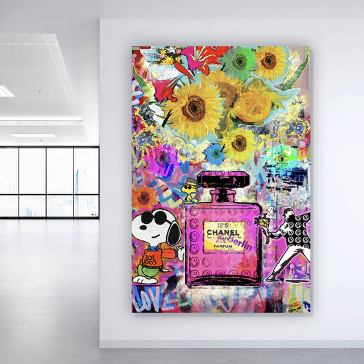 Leinwandbild Abstrakte Collage mit Parfumflasche Hochformat
