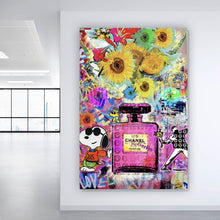 Lade das Bild in den Galerie-Viewer, Aluminiumbild gebürstet Abstrakte Collage mit Parfumflasche Hochformat
