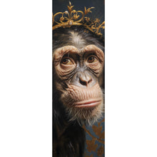 Lade das Bild in den Galerie-Viewer, Poster Adeliger Schimpanse mit Krone Panorama Hoch
