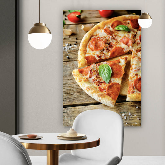 Aluminiumbild gebürstet Appetitliche Pizza auf Holz Hochformat