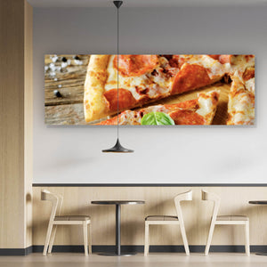 Leinwandbild Appetitliche Pizza auf Holz Panorama