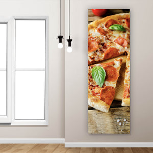 Poster Appetitliche Pizza auf Holz Panorama Hoch