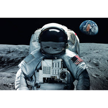 Lade das Bild in den Galerie-Viewer, Leinwandbild Astronaut auf dem Mond Querformat
