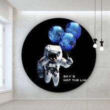 Lade das Bild in den Galerie-Viewer, Aluminiumbild gebürstet Astronaut mit Erdballons im All Kreis
