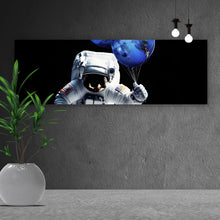 Lade das Bild in den Galerie-Viewer, Aluminiumbild Astronaut mit Erdballons im All Panorama
