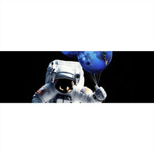 Lade das Bild in den Galerie-Viewer, Aluminiumbild gebürstet Astronaut mit Erdballons im All Panorama
