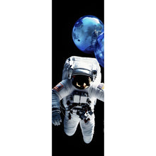 Lade das Bild in den Galerie-Viewer, Aluminiumbild Astronaut mit Erdballons im All Panorama Hoch
