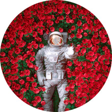 Lade das Bild in den Galerie-Viewer, Aluminiumbild Astronaut zwischen Rosen Kreis
