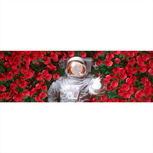 Lade das Bild in den Galerie-Viewer, Leinwandbild Astronaut zwischen Rosen Panorama
