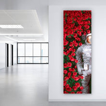 Lade das Bild in den Galerie-Viewer, Poster Astronaut zwischen Rosen Panorama Hoch
