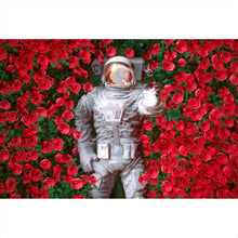 Lade das Bild in den Galerie-Viewer, Aluminiumbild gebürstet Astronaut zwischen Rosen Querformat
