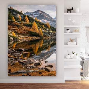 Leinwandbild Atemberaubende Landschaft mit Bergen und See Hochformat