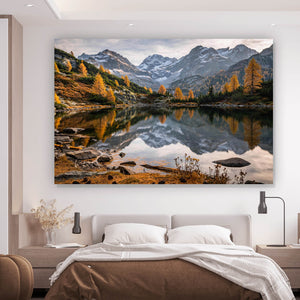 Spannrahmenbild Atemberaubende Landschaft mit Bergen und See Querformat