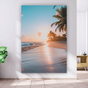 Leinwandbild Atemberaubende Strandlandschaft mit Palmen und Wellen Hochformat