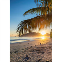 Lade das Bild in den Galerie-Viewer, Poster Atemberaubender Strand Sonnenuntergang Hochformat
