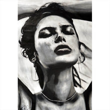 Lade das Bild in den Galerie-Viewer, Leinwandbild Ausdrucksstarkes Porträt einer Frau in Schwarz Weiß Hochformat
