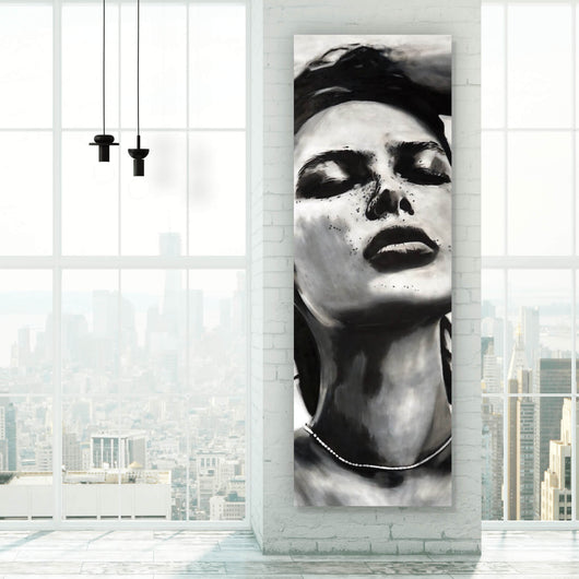 Poster Ausdrucksstarkes Porträt einer Frau in Schwarz Weiß Panorama Hoch