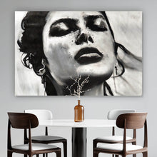 Lade das Bild in den Galerie-Viewer, Acrylglasbild Ausdrucksstarkes Porträt einer Frau in Schwarz Weiß Querformat
