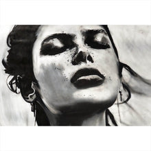 Lade das Bild in den Galerie-Viewer, Acrylglasbild Ausdrucksstarkes Porträt einer Frau in Schwarz Weiß Querformat

