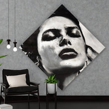 Lade das Bild in den Galerie-Viewer, Acrylglasbild Ausdrucksstarkes Porträt einer Frau in Schwarz Weiß Raute
