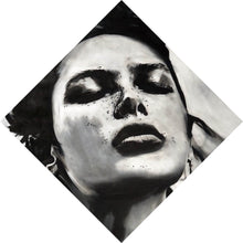 Lade das Bild in den Galerie-Viewer, Acrylglasbild Ausdrucksstarkes Porträt einer Frau in Schwarz Weiß Raute
