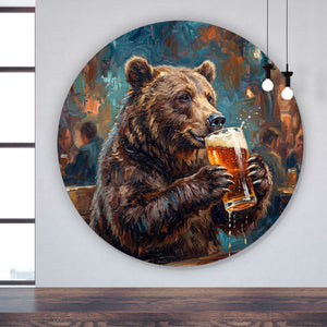 Aluminiumbild Bär genießt Bier in rustikalem Ambiente Kreis