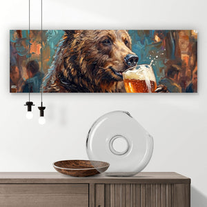 Poster Bär genießt Bier in rustikalem Ambiente Panorama