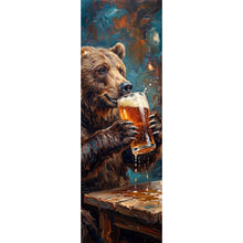 Lade das Bild in den Galerie-Viewer, Leinwandbild Bär genießt Bier in rustikalem Ambiente Panorama Hoch
