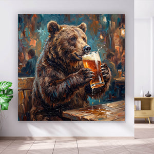 Aluminiumbild Bär genießt Bier in rustikalem Ambiente Quadrat