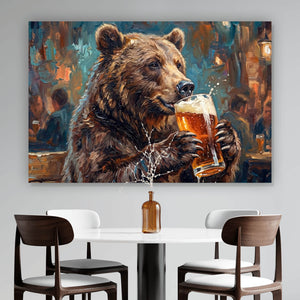 Aluminiumbild Bär genießt Bier in rustikalem Ambiente Querformat