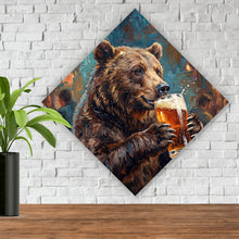Lade das Bild in den Galerie-Viewer, Poster Bär genießt Bier in rustikalem Ambiente Raute
