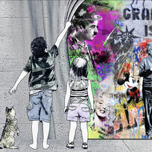 Lade das Bild in den Galerie-Viewer, Aluminiumbild gebürstet Banksy Graffitikunst hinter Vorhang Quadrat
