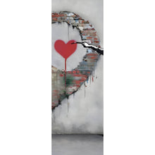 Lade das Bild in den Galerie-Viewer, Aluminiumbild gebürstet Banksy großes Herz Street Art Panorama Hoch
