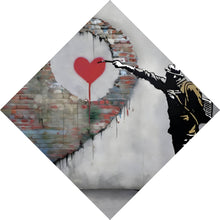 Lade das Bild in den Galerie-Viewer, Aluminiumbild gebürstet Banksy großes Herz Street Art Raute
