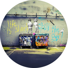 Lade das Bild in den Galerie-Viewer, Aluminiumbild gebürstet Banksy - Life is short Kreis
