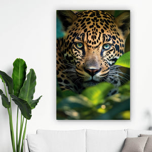 Leinwandbild Beeindruckendes Leoparden Porträt im Dschungel Hochformat