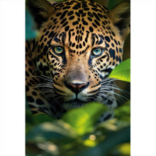 Lade das Bild in den Galerie-Viewer, Poster Beeindruckendes Leoparden Porträt im Dschungel Hochformat

