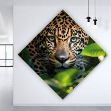 Lade das Bild in den Galerie-Viewer, Aluminiumbild gebürstet Beeindruckendes Leoparden Porträt im Dschungel Raute
