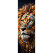 Lade das Bild in den Galerie-Viewer, Acrylglasbild Beeindruckendes Löwenporträt mit Juwelenverzierung Panorama Hoch
