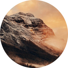 Lade das Bild in den Galerie-Viewer, Aluminiumbild Berglandschaft bei Sonnenaufgang Kreis
