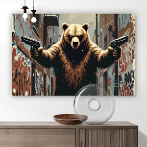 Poster Bewaffneter Bär in schneebedeckter Stadtgasse Querformat